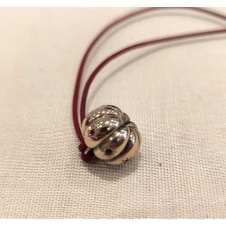 Pendentif_citrouille Argent Saphirs Diamant lien cuir_0157ss_Catherine michiels_Boutique_Strasbourg_algorithmelaloggia